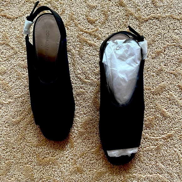 Donald Pliner NWOT navy suede heels - Picture 1 of 5